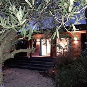Cabane en bois au Languedoc-Roussillon, illuminée par des guirlandes.