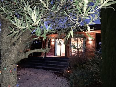 Cabane en bois au Languedoc-Roussillon, illuminée par des guirlandes.