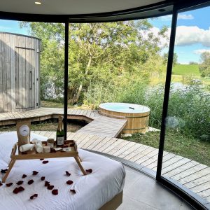 Hébergement insolite en bulle avec vue sur la nature et jacuzzi extérieur.