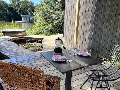 Hébergement insolite en Auvergne-Rhône-Alpes avec terrasse en bois et vue sur la nature.