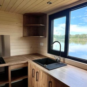 Cabane sur pilotis en Auvergne-Rhône-Alpes, vue sur un lac paisible.