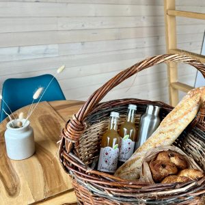 Panier gourmand dans un hébergement insolite en bois en Auvergne-Rhône-Alpes.