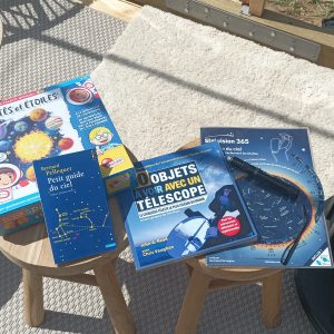 Hébergement insolite à Grand-Est : un coin lecture avec jeux détoiles et télescope.
