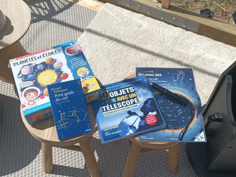 Espace détente dans un hébergement insolite avec livres sur lastronomie.
