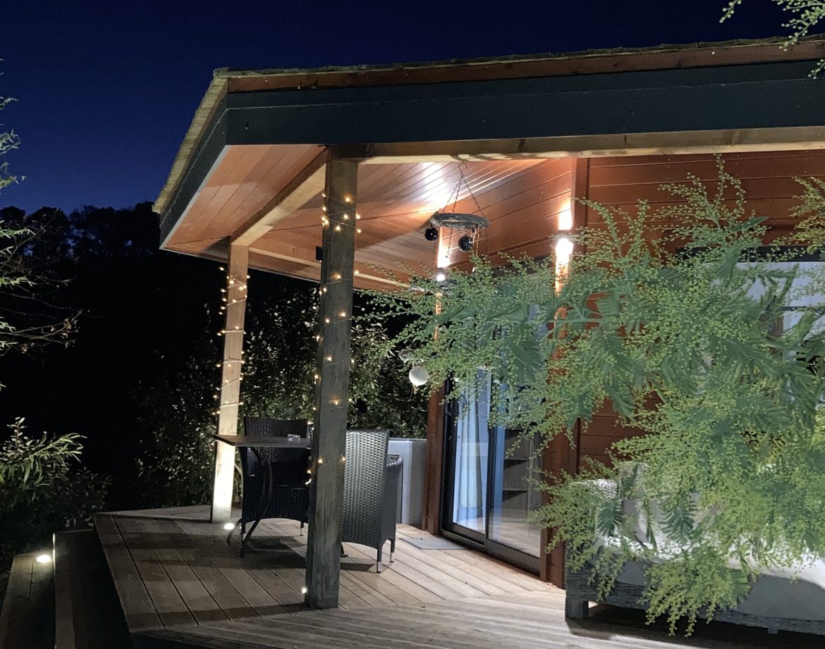 Cabane en bois lumineuse à Languedoc-Roussillon, avec terrasse accueillante.