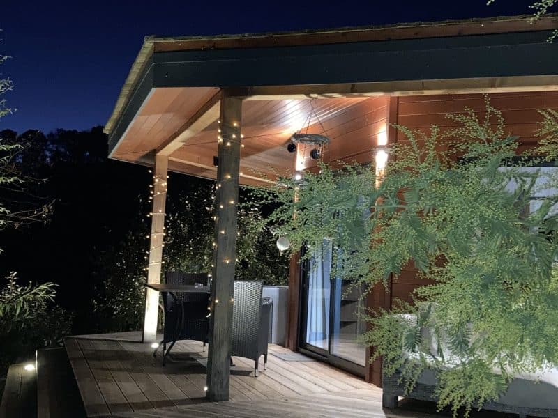 Cabane en bois lumineuse à Languedoc-Roussillon, avec terrasse accueillante.