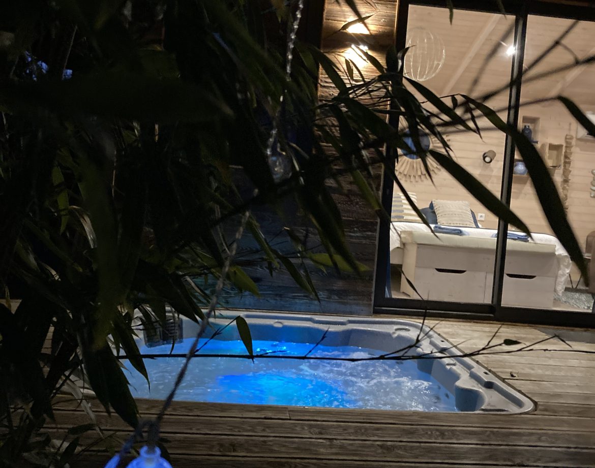 Hébergement insolite en Languedoc-Roussillon avec jacuzzi illuminé et ambiance chaleureuse.