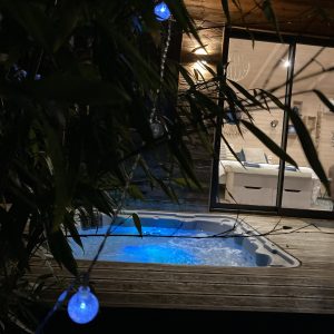 Hébergement insolite en Languedoc-Roussillon avec jacuzzi illuminé et ambiance chaleureuse.