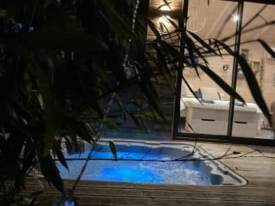 Hébergement insolite en Languedoc-Roussillon avec jacuzzi illuminé et ambiance chaleureuse.