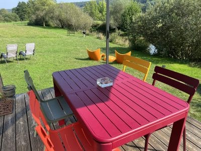 Hébergement insolite en Bourgogne avec terrasse colorée et vue sur la nature verdoyante.