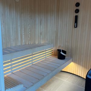 Sauna en bois chaleureux, idéal pour un séjour relaxant en Auvergne-Rhône-Alpes.