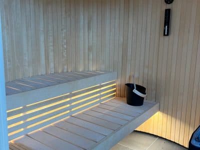 Sauna en bois chaleureux, idéal pour un séjour relaxant en Auvergne-Rhône-Alpes.