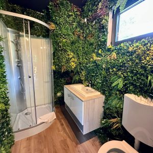 Hébergement insolite en Auvergne-Rhône-Alpes avec salle de bain végétalisée et moderne.