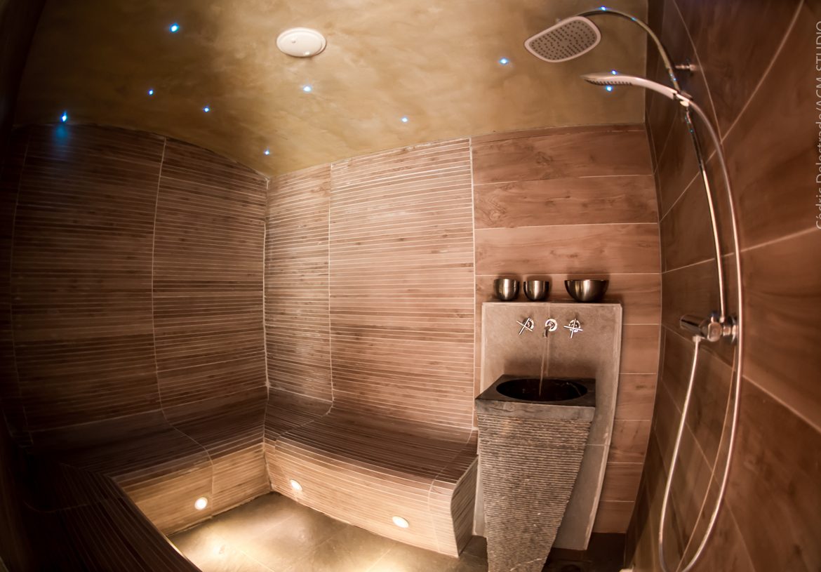 Hébergement insolite en Languedoc-Roussillon avec hammam en bois et éclairage doux.