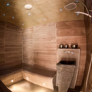 Hébergement insolite en Languedoc-Roussillon avec hammam en bois et éclairage doux.