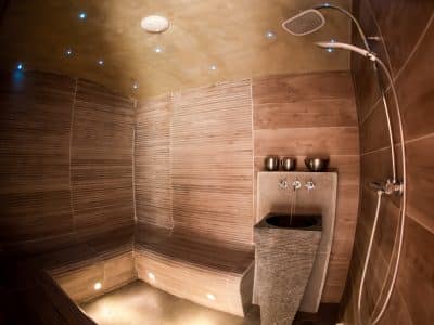 Hébergement insolite en Languedoc-Roussillon avec hammam en bois et éclairage doux.