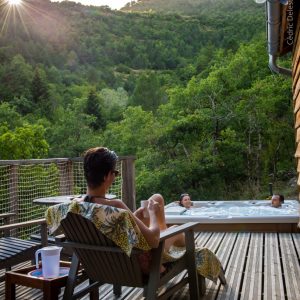 Hébergement insolite en Languedoc-Roussillon, avec jacuzzi et vue sur la montagne.