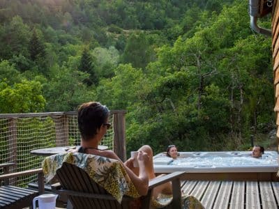 Hébergement insolite en Languedoc-Roussillon, avec jacuzzi et vue sur la montagne.