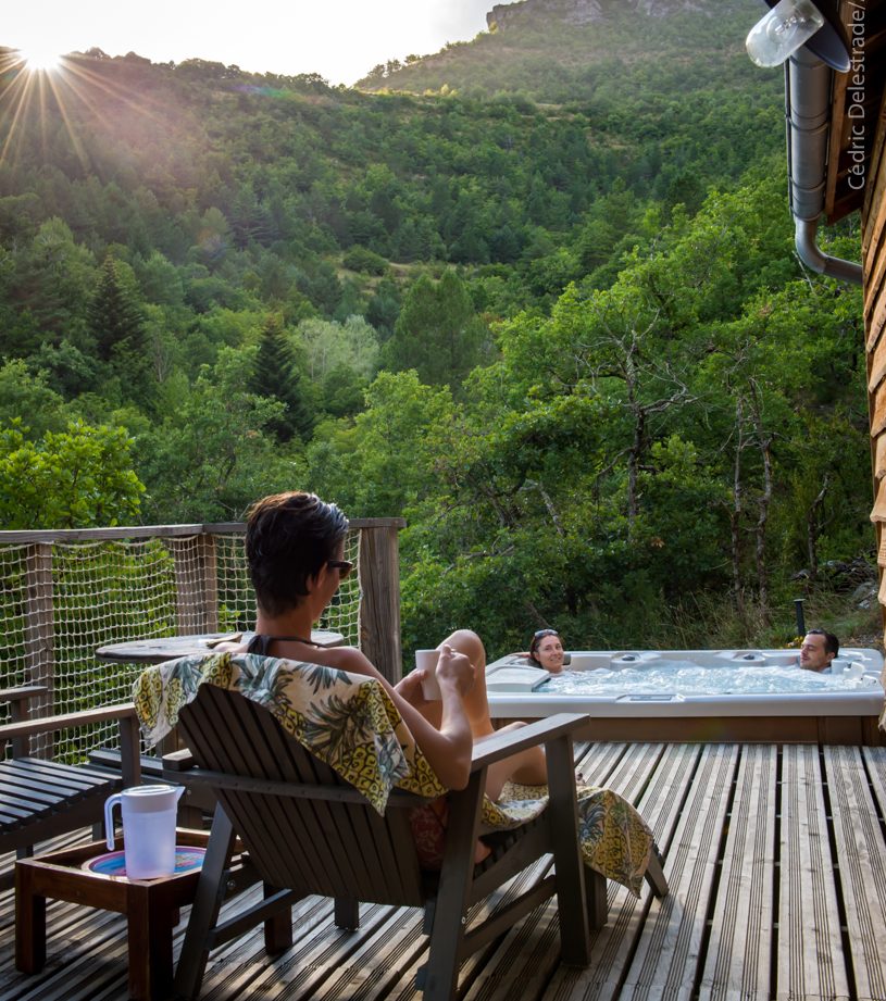 Hébergement insolite en Languedoc-Roussillon, avec jacuzzi et vue sur la montagne.