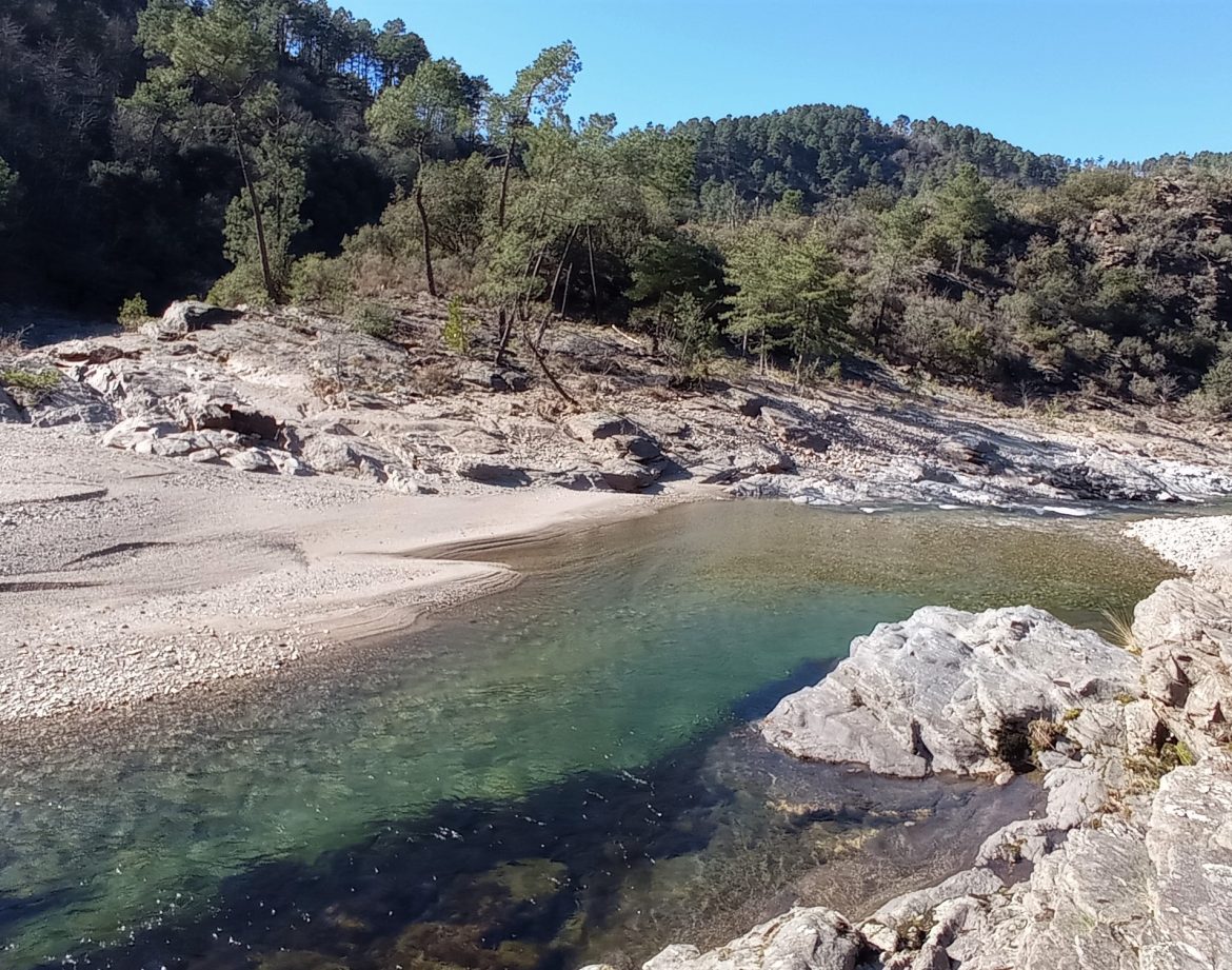Hébergement insolite en pleine nature, avec rivière cristalline et rochers.