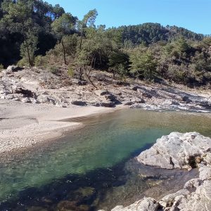 Hébergement insolite en pleine nature, avec rivière cristalline et rochers.