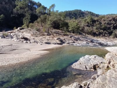 Hébergement insolite en pleine nature, avec rivière cristalline et rochers.
