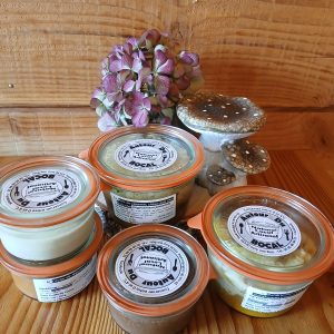 Hébergement insolite en Centre : pots de produits locaux sur une table en bois.