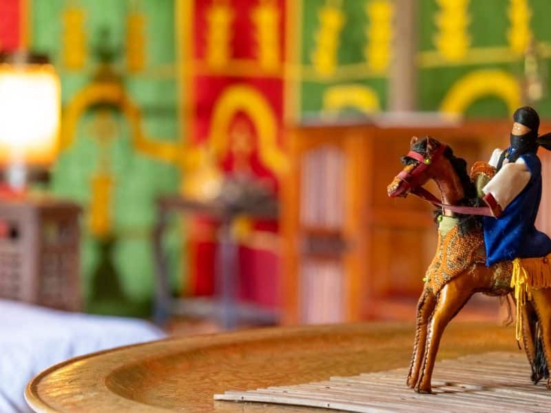 Hébergement en tente traditionnelle avec une figurine équestre colorée en décor.