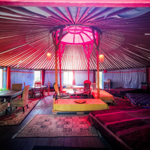 Yourte spacieuse en Basse-Normandie, décor coloré et ambiance chaleureuse.