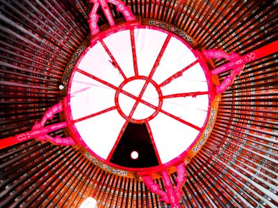 Hébergement insolite en yourte, vue intérieure avec un plafond coloré et lumineux.