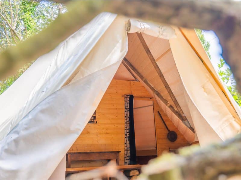 Tente en bois avec une vue sur lintérieur chaleureux et accueillant.