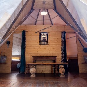 Au-Bonheur-Nomade-Tipi-Trappeur-Interieur-Salon-1-10m