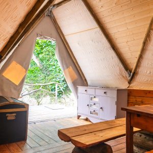 Au-Bonheur-Nomade-Tipi-Trappeur-Interieur-Salon-2-10m