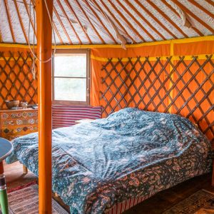 Au-Bonheur-Nomade-Yourte-Orange-Interieur-1