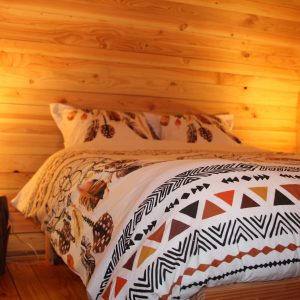 Chalet en bois au Languedoc-Roussillon, avec lit douillet et ambiance chaleureuse.