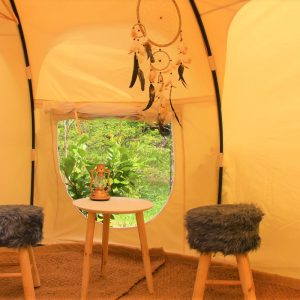 Tente insolite à Languedoc-Roussillon, avec tabourets en fourrure et vue sur la nature.