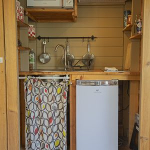 Cuisine équipée dun hébergement insolite en bois dans les Pays de la Loire.