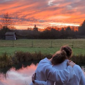 Hébergement insolite en pleine nature, avec un coucher de soleil sur un étang.