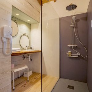 Douche moderne dans un hébergement insolite en bois, Pays de la Loire.
