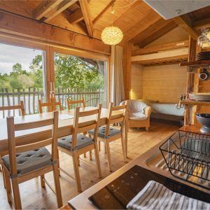 Hébergement insolite en bois avec vue sur la nature, lumineux et cosy.