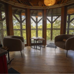Hébergement insolite en cabane avec vue panoramique sur la nature.