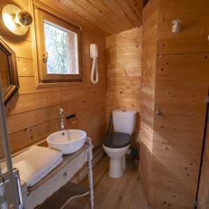 Salle de bain en bois dans un hébergement insolite en Pays de la Loire.