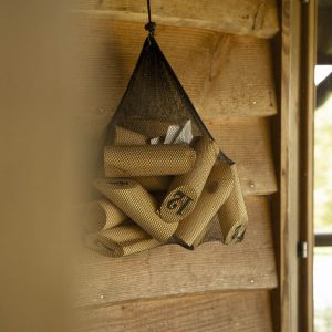 Hébergement insolite en Pays de la Loire : cabane en bois avec un filet suspendu.