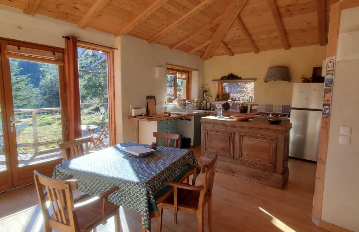 Hébergement insolite en Languedoc-Roussillon, chalet en bois avec vue sur la nature.