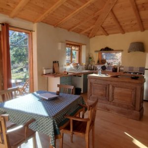 Hébergement insolite en Languedoc-Roussillon, chalet en bois avec vue sur la nature.