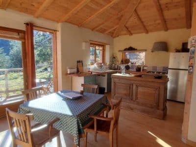 Hébergement insolite en Languedoc-Roussillon, chalet en bois avec vue sur la nature.