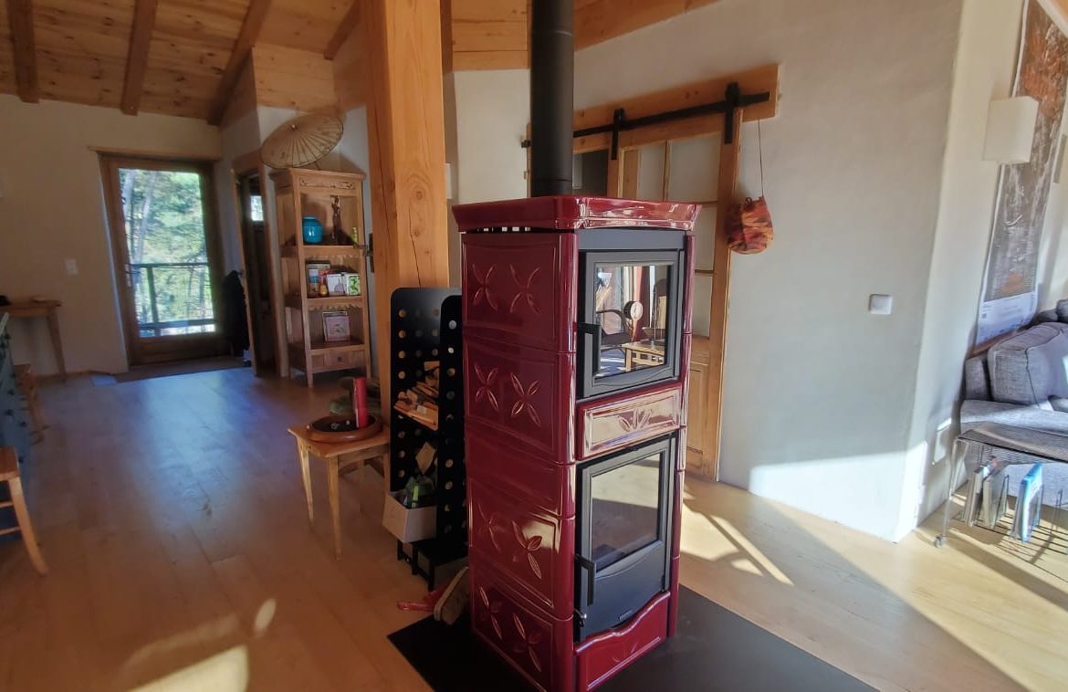 Hébergement insolite en Languedoc-Roussillon avec poêle à bois et intérieur en bois chaleureux.