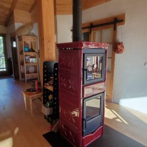 Hébergement insolite en Languedoc-Roussillon avec poêle à bois et intérieur en bois chaleureux.