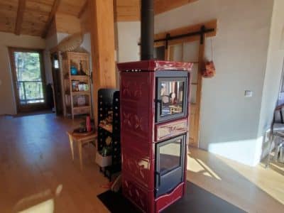 Hébergement insolite en Languedoc-Roussillon avec poêle à bois et intérieur en bois chaleureux.