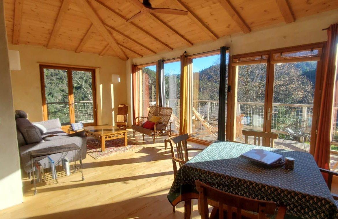 Hébergement insolite en Languedoc-Roussillon, avec vue panoramique et intérieur lumineux.